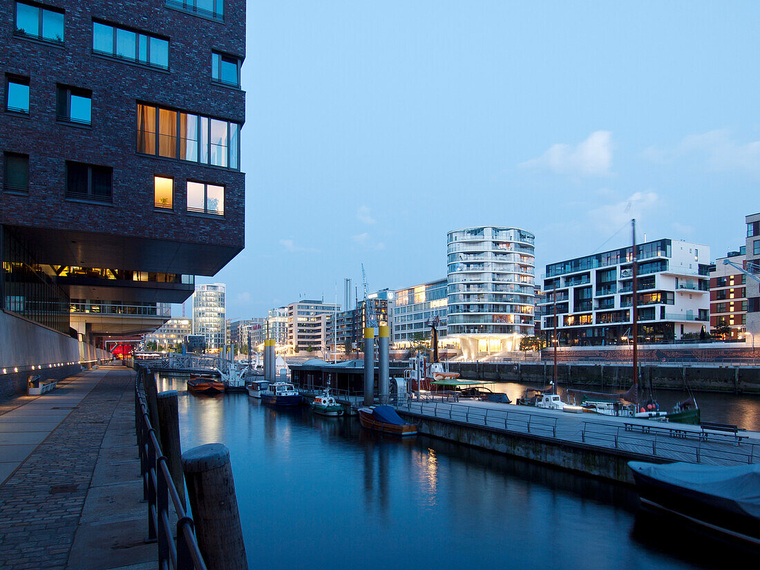 Architektur am Sandtorhafen in der HafenCity während der Abenddämmerung, Hansestadt Hamburg, Deutschland