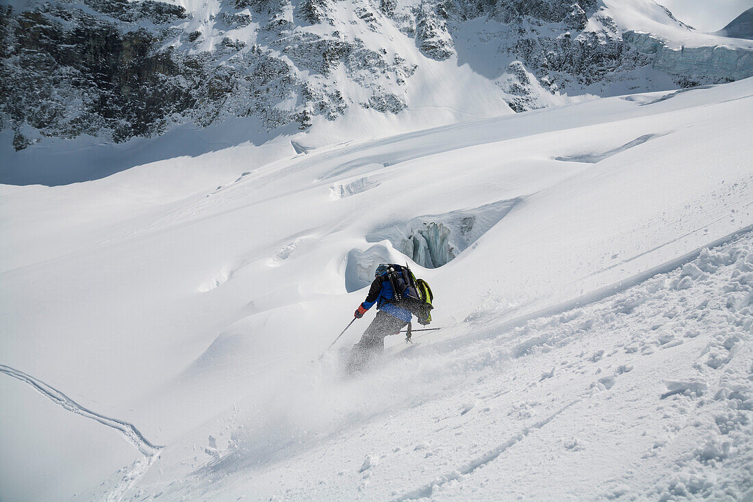 Skifahrer bei der Abfahrt auf dem Durandgletscher ins Val d Anniviers, Kanton Wallis, Schweiz