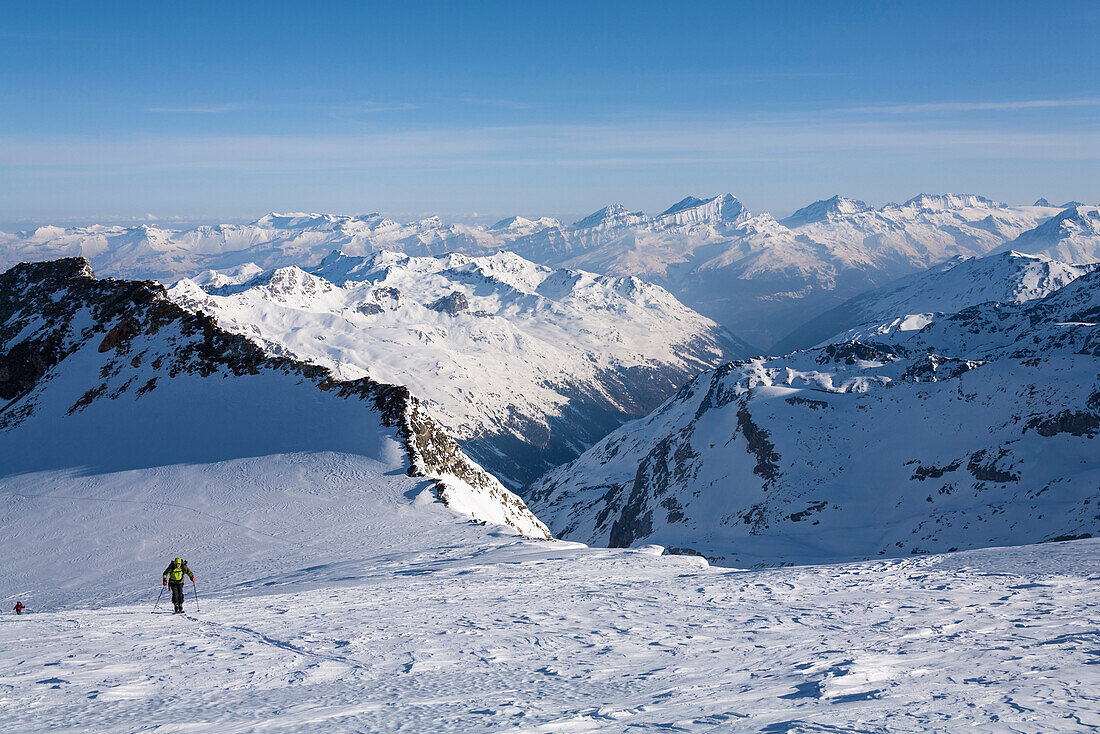 Skifahrer im Aufstieg über Turtmanngletscher zum Bishorn, Turtmanntal, Kanton Wallis, Schweiz