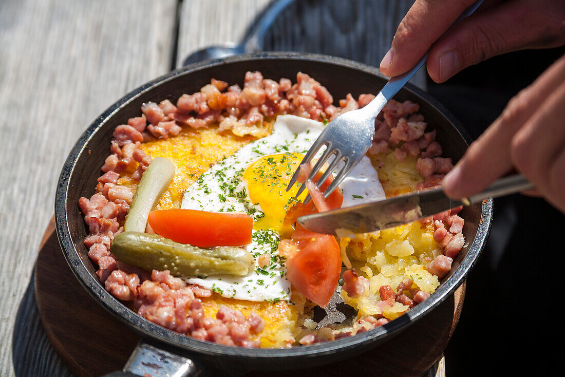 Rösti mit Spiegelei in einer Pfanne, … – Bild kaufen – 70436396 lookphotos