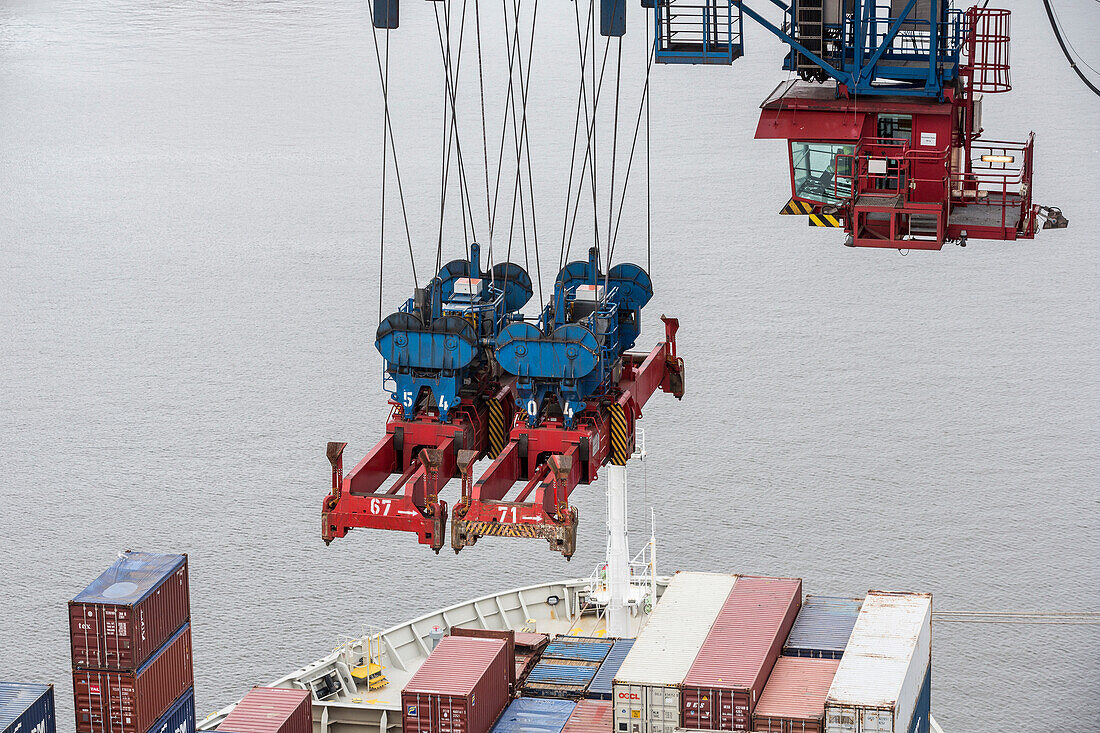 Tandem Containerbrücke beim Be- und Entladen eines Schiffes, Burchardkai, Hamburg, Deutschland