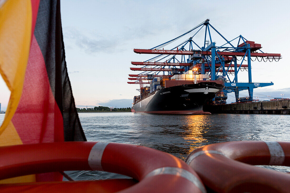 Containerschiff beim Be- und Entladen am Container Terminal Altenwerder, Hamburg, Deutschland