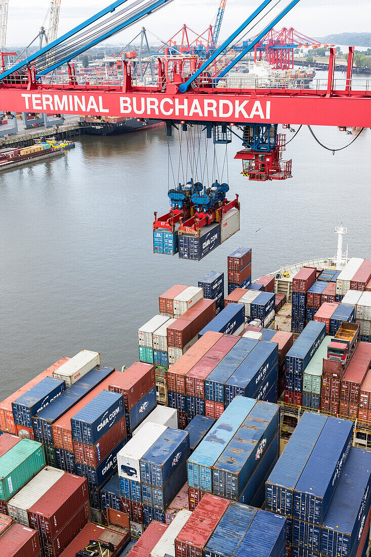 Tandem Containerbrücke beim Be- und Entladen eines Schiffes, Burchardkai, Hamburg, Deutschland