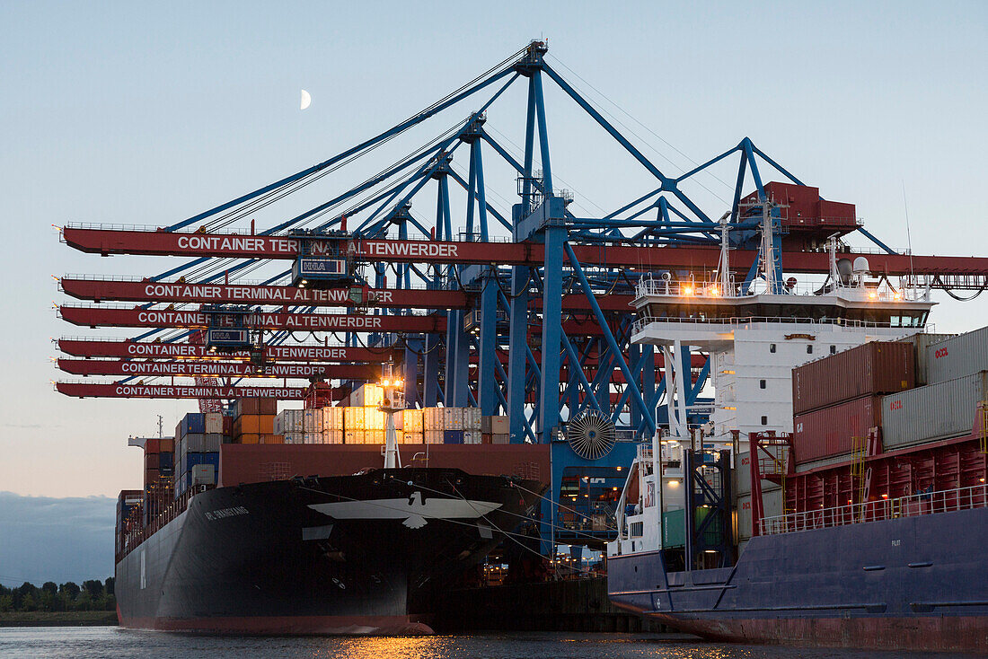 Containerschiff beim Be- und Entladen am Container Terminal Altenwerder, Hamburg, Deutschland