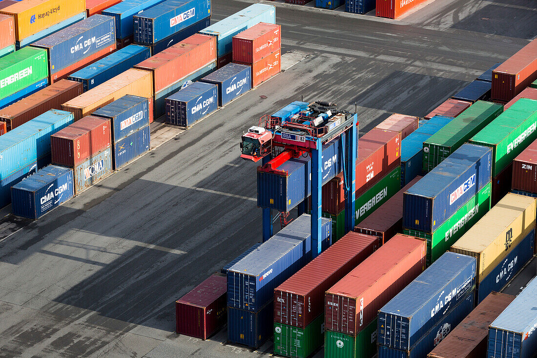 Torhubwagen beim Be- und Entladen im Hamburger Hafen, Hamburg, Deutschland