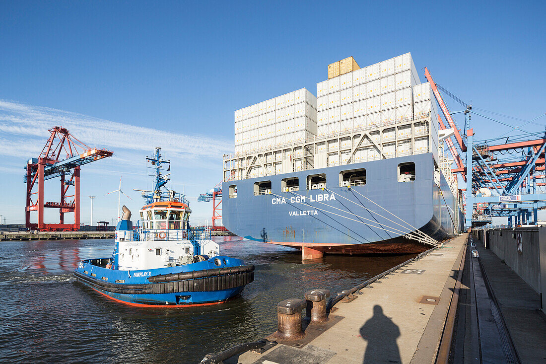 Containerschiff liegt am Container Terminal Burchardkai, Hamburg, Deutschland