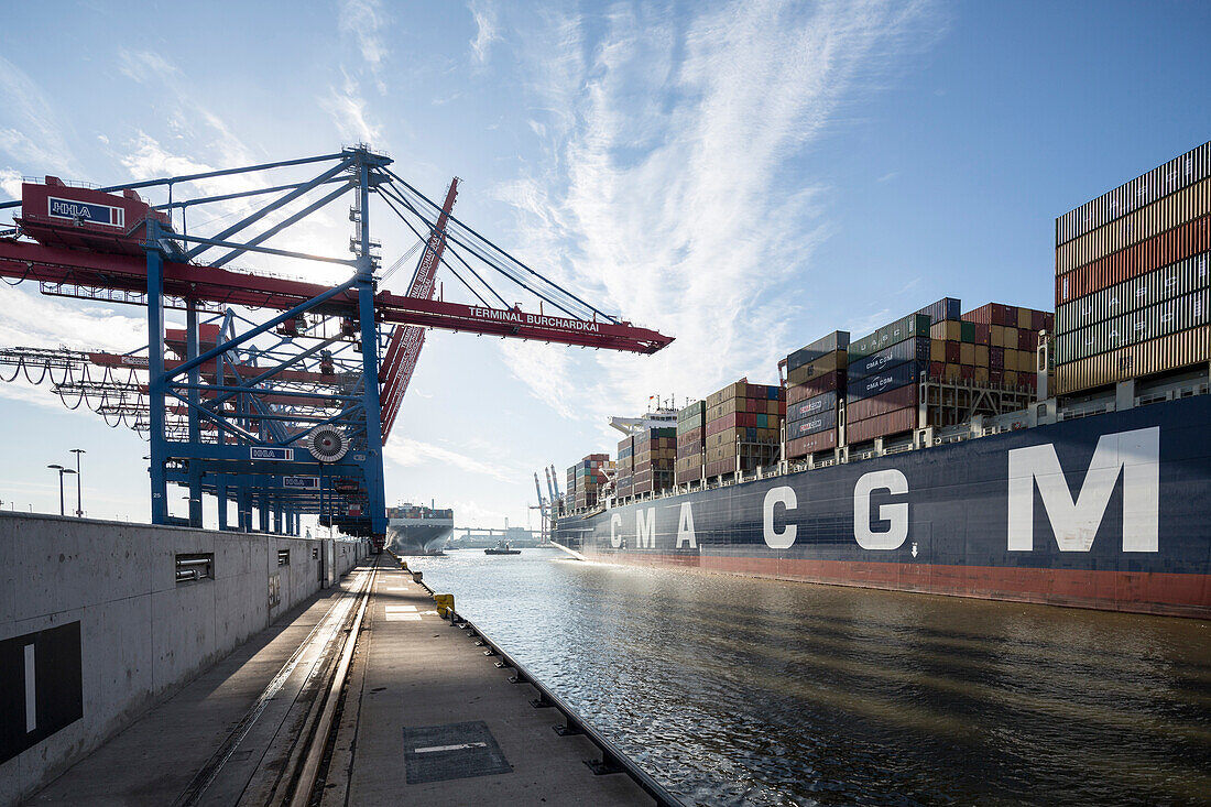 Containerschiffe wird zum anlegen in den Hafen geschleppt, Burchardkai, Hamburg, Deutschland
