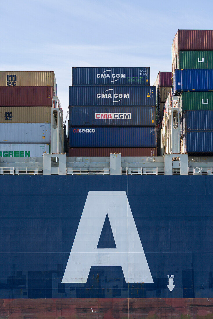 Teilausschnitt eines Containerschiffes im Hamburger Hafen, Burchardkai, Hamburg, Deutschland