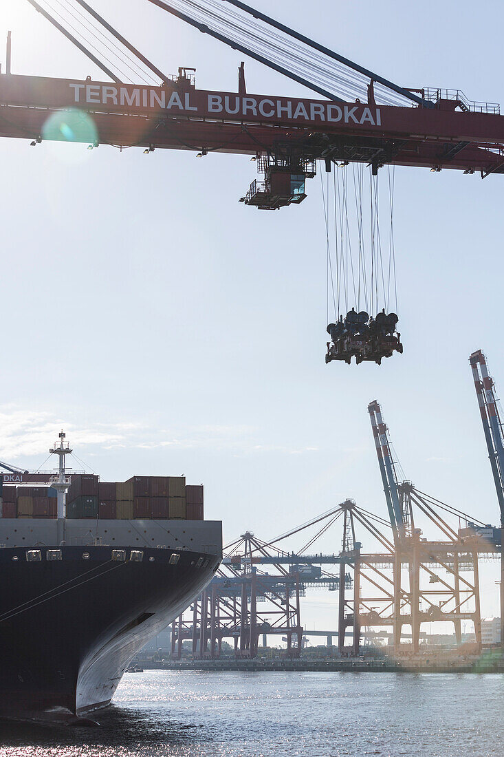Beim Be- und Entladen eines Containerschiffes im Hamburger Hafen, Burchardkai, Hamburg, Deutschland