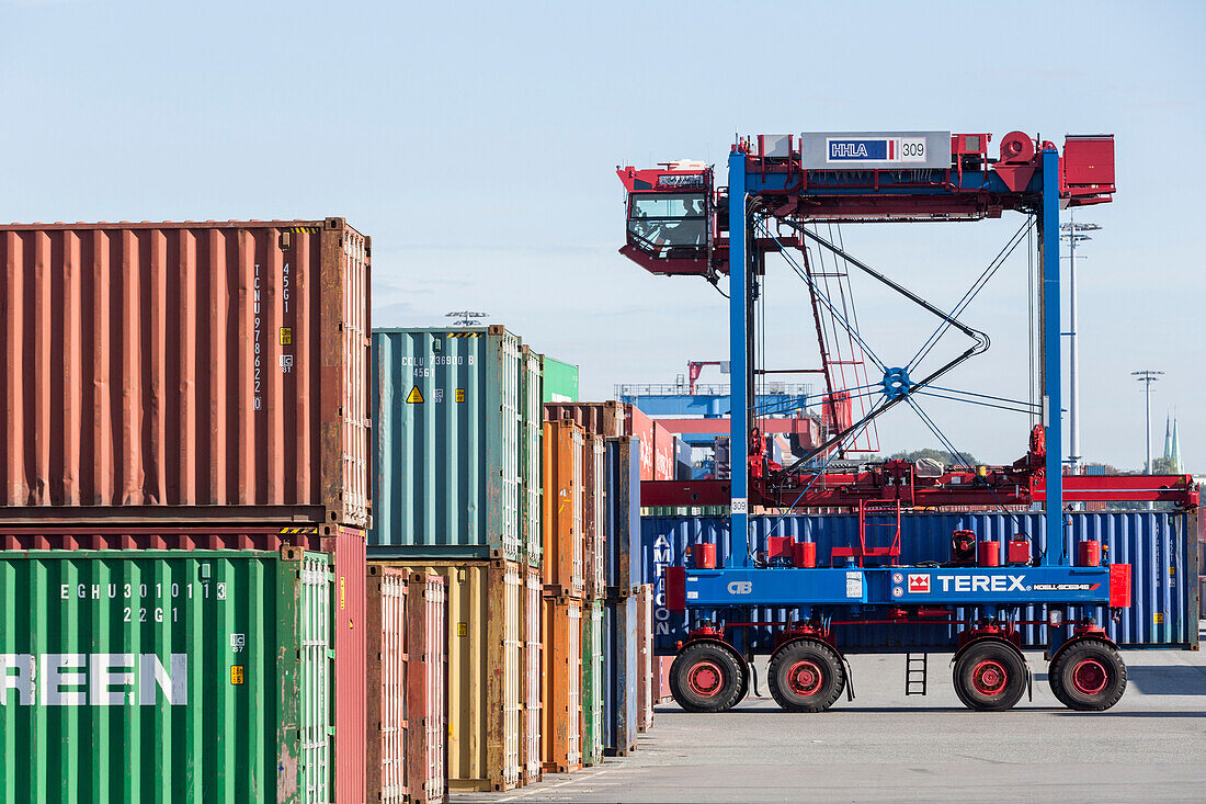 Torhubwagen transportieren Container in das Blocklager im Hamburger Hafen, Hamburg, Deutschland