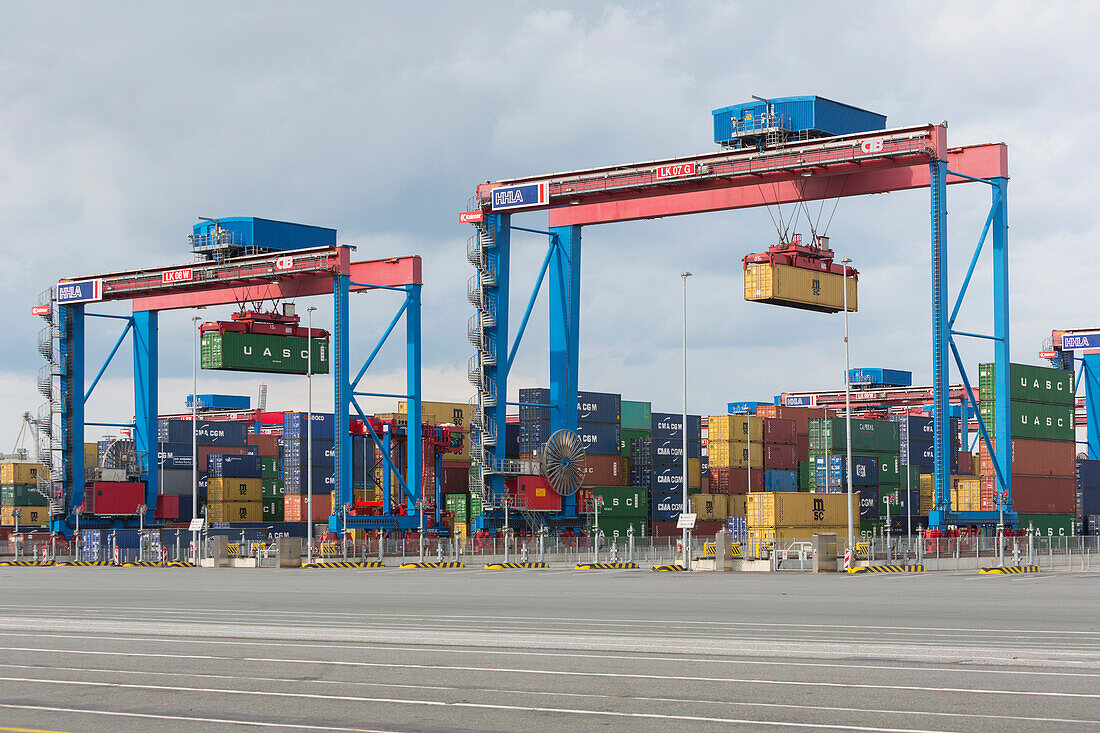 Blocklager beim Be- und Entladen im Hamburger Hafen, Hamburg, Deutschland