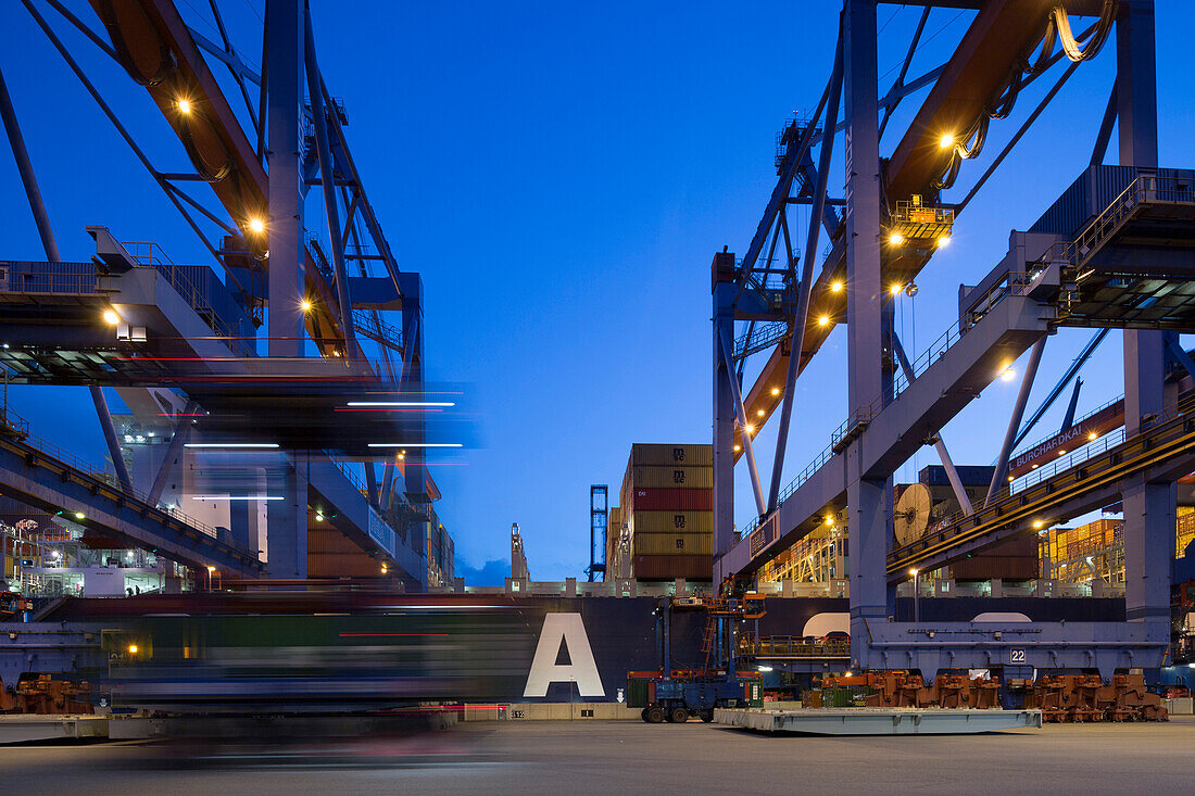 Containerbrücken beim Be- und Entladen eines Containerschiffes im Hamburger Hafen, Hamburg, Deutschland
