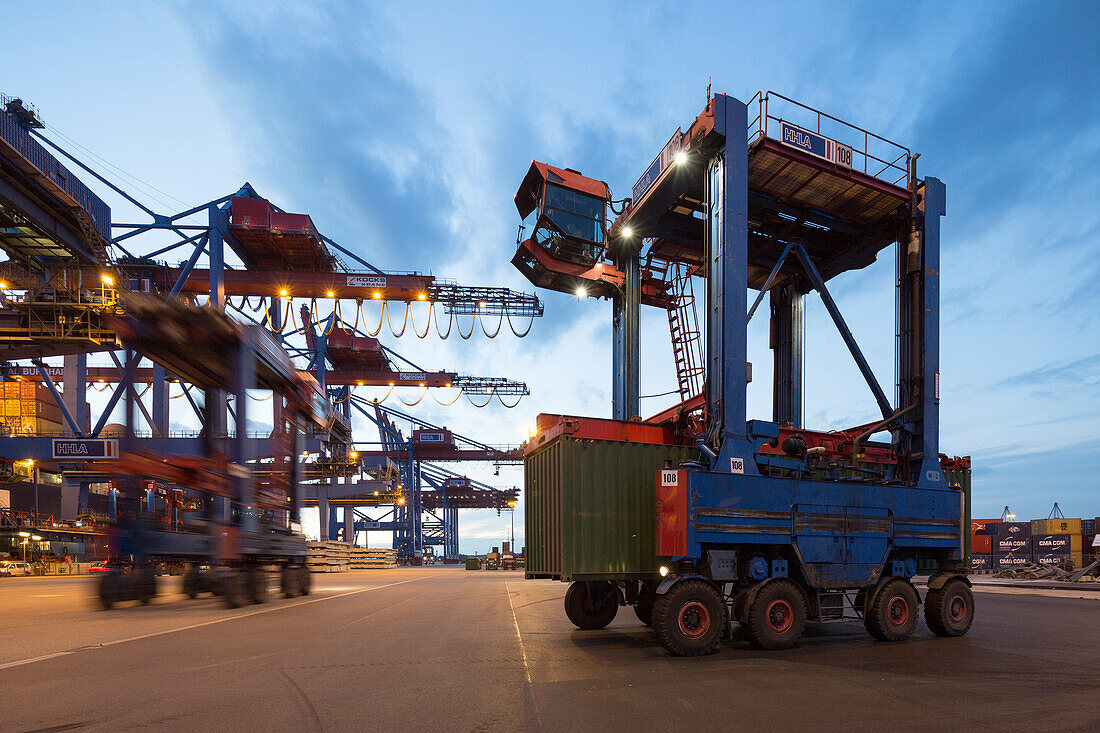 Containerbrücken beim Be- und Entladen eines Containerschiffes im Hamburger Hafen, Burchardkai, Hamburg, Deutschland