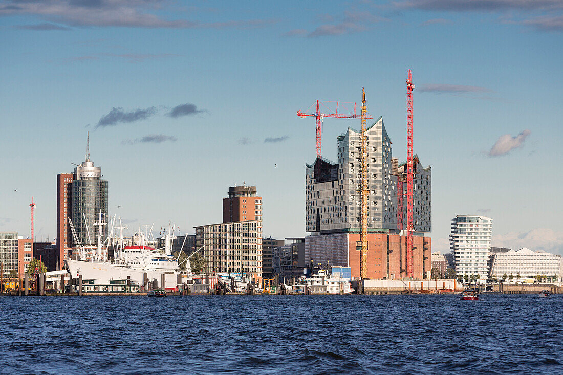 Blick auf die HafenCity und Elbphilharmonie im Bau, Hamburg, Deutschland