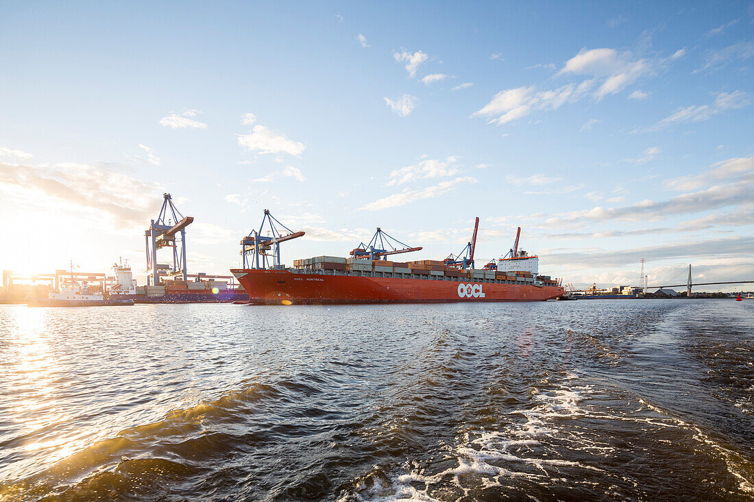 Containerschiff fährt zum Container Terminal Altenwerder, Hamburg, Deutschland