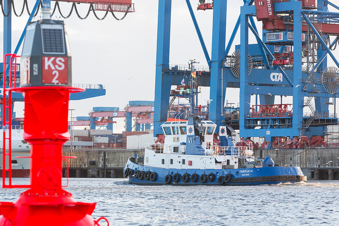 Schlepper vor dem Container Terminal Altenwerder, Hamburg, Deutschland