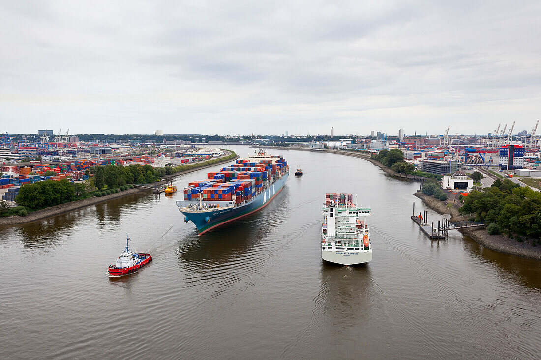 Blick von der Köhlbrandbrücke mit Containerschiff, Hamburg, Deutschland