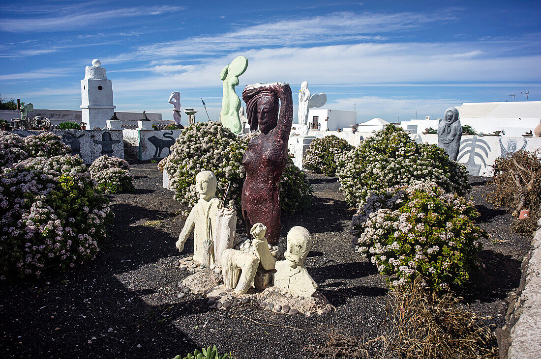 Kuenstler Haus mit Skulpturen in Teguise, Lanzarote