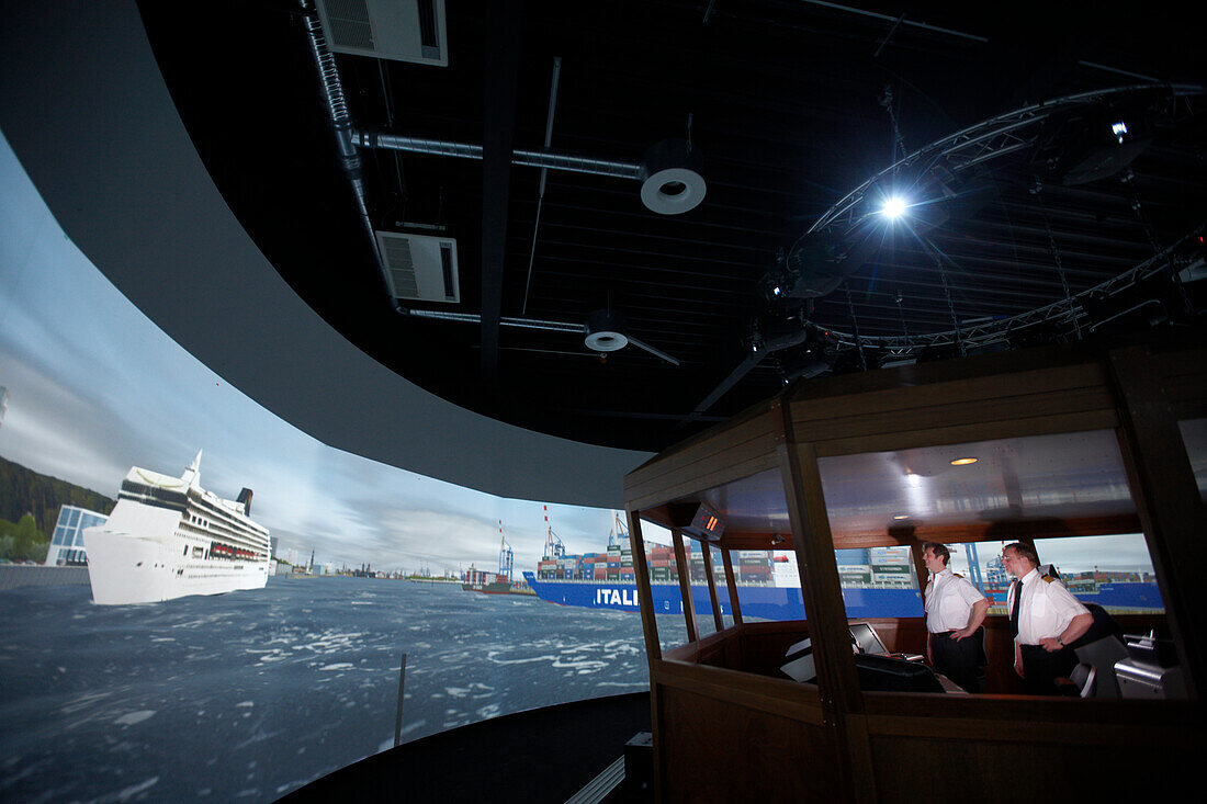 Schiffskapitäne im MTC Schiffssimulator, Marine Training Center, Hamburg, Deutschland