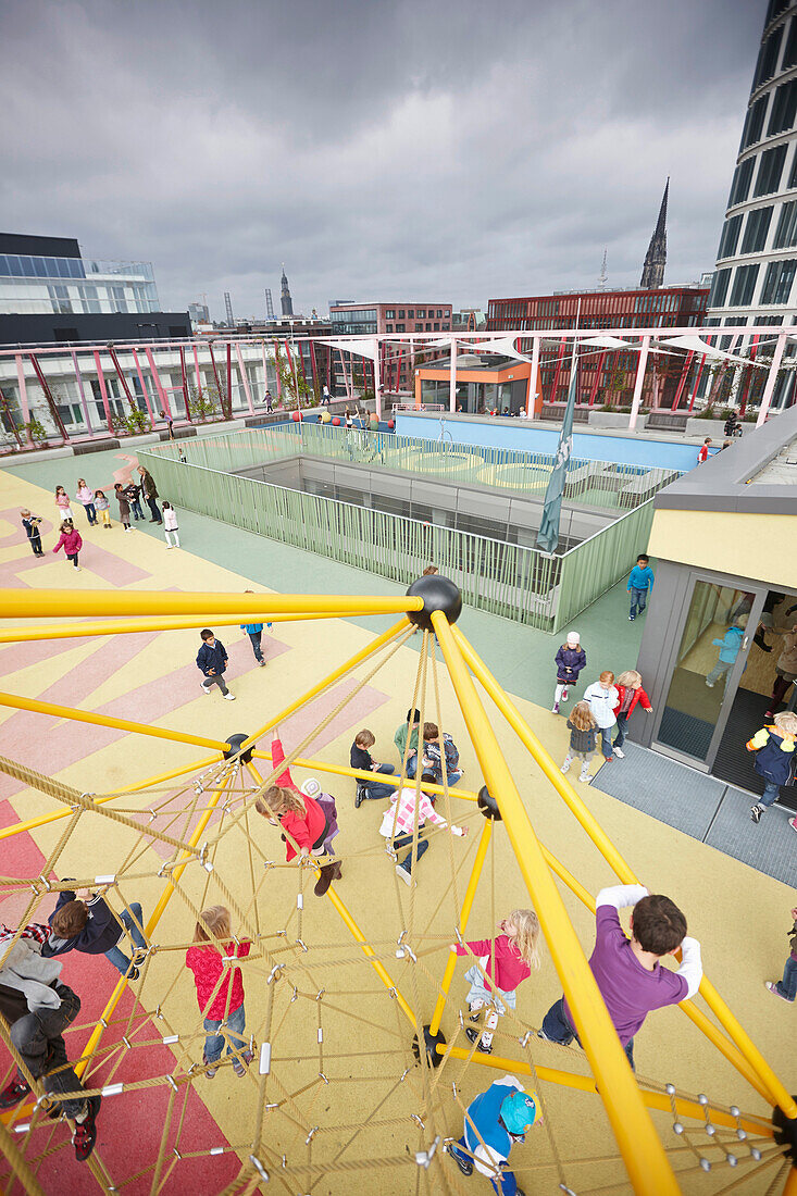 Pausenhof auf dem Dach einer Schule, Hafencity, Hamburg, Deutschland