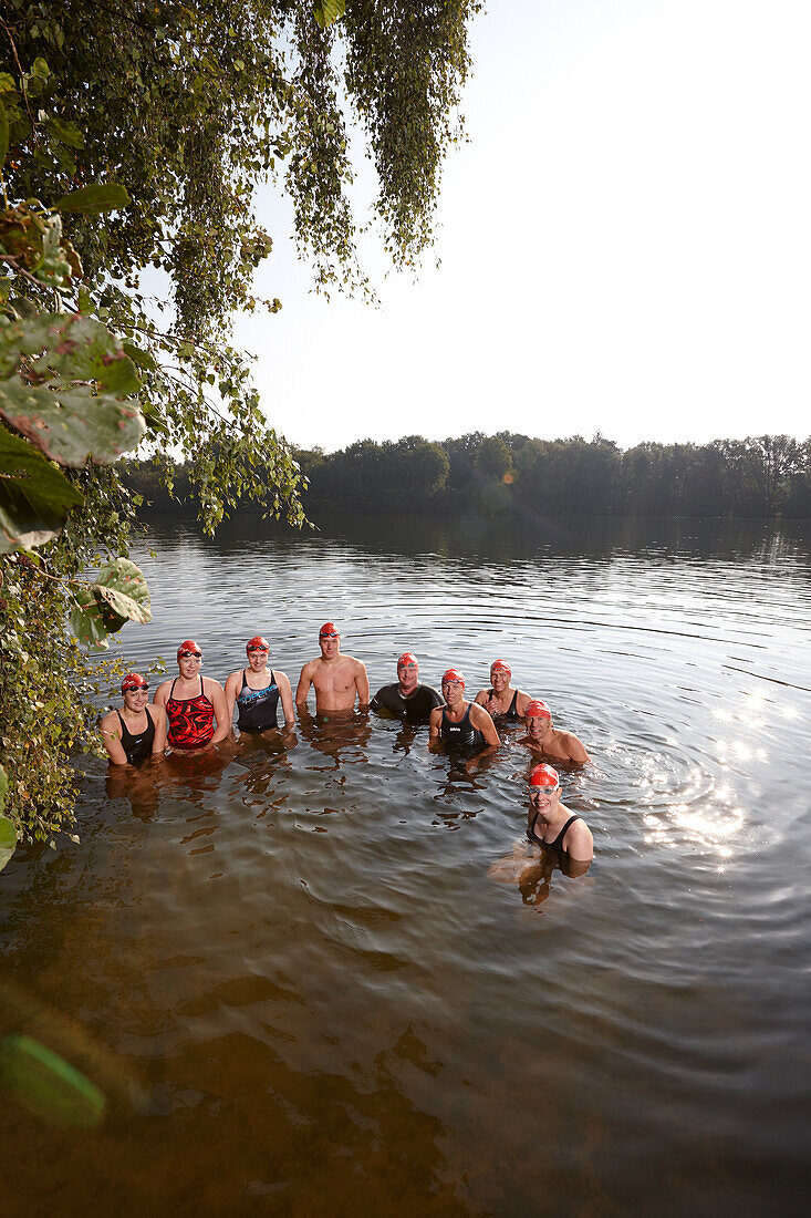 Leistungsschwimmer trainieren im Freiwasser, Boberger Badesee, Billwerder, Hamburg, Deutschland