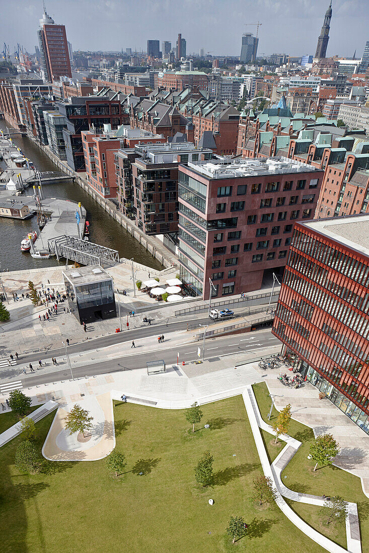 Blick über Sandtorhafen, Sandtorpark und Magellanterrassen, HafenCity, Hamburg, Deutschland