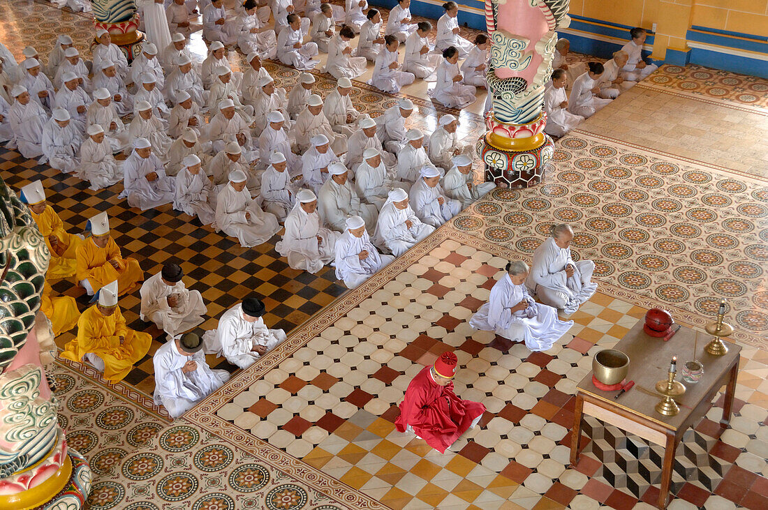 Socialist Republic of Vietnam, Southern Vietnam, Tay Ninh, Caodaiist Temple, People praying