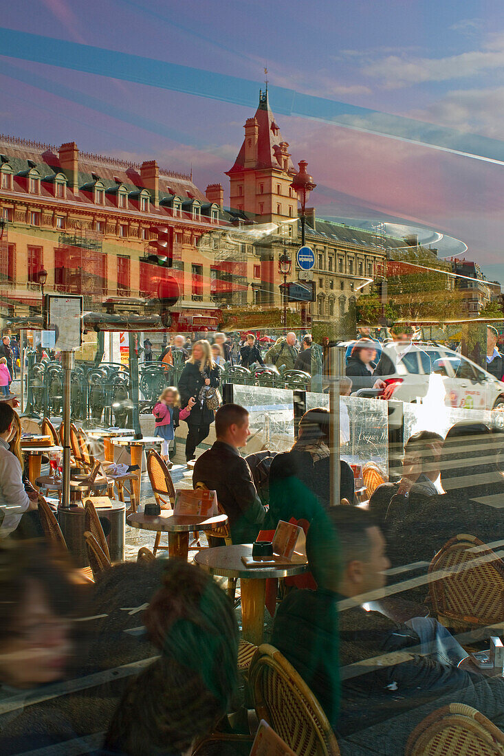 France, Paris, 75, 6th ARRT, Place St-Michel, Staggered Time lapsed photos of the coffee terrace