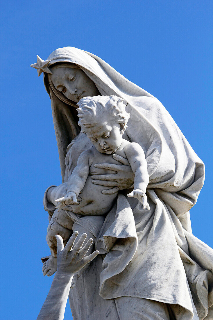 France. Finistère. Brittany. Pointe du Raz. Statue.