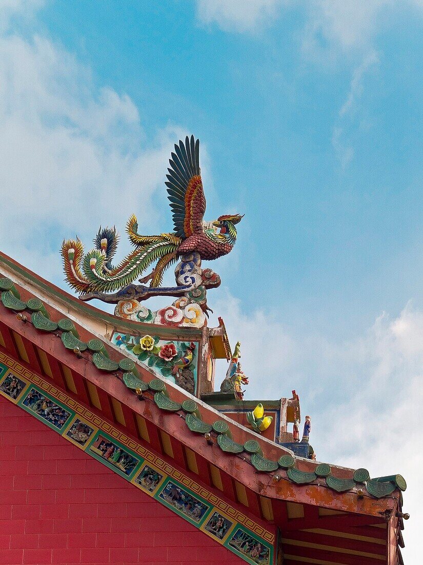 Malaysia, Bornéo Islands, City of Kuching, Phoenix on a roof of a Chinese Temple