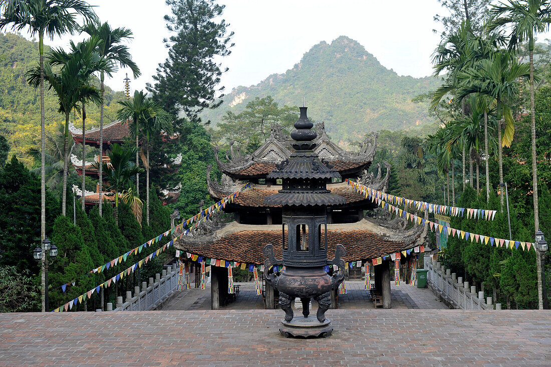Asia, South East Asia, Vietnam, the Perfume Pagoda or Perfume temple, a vast complex of Buddhist temple in North Vietnam