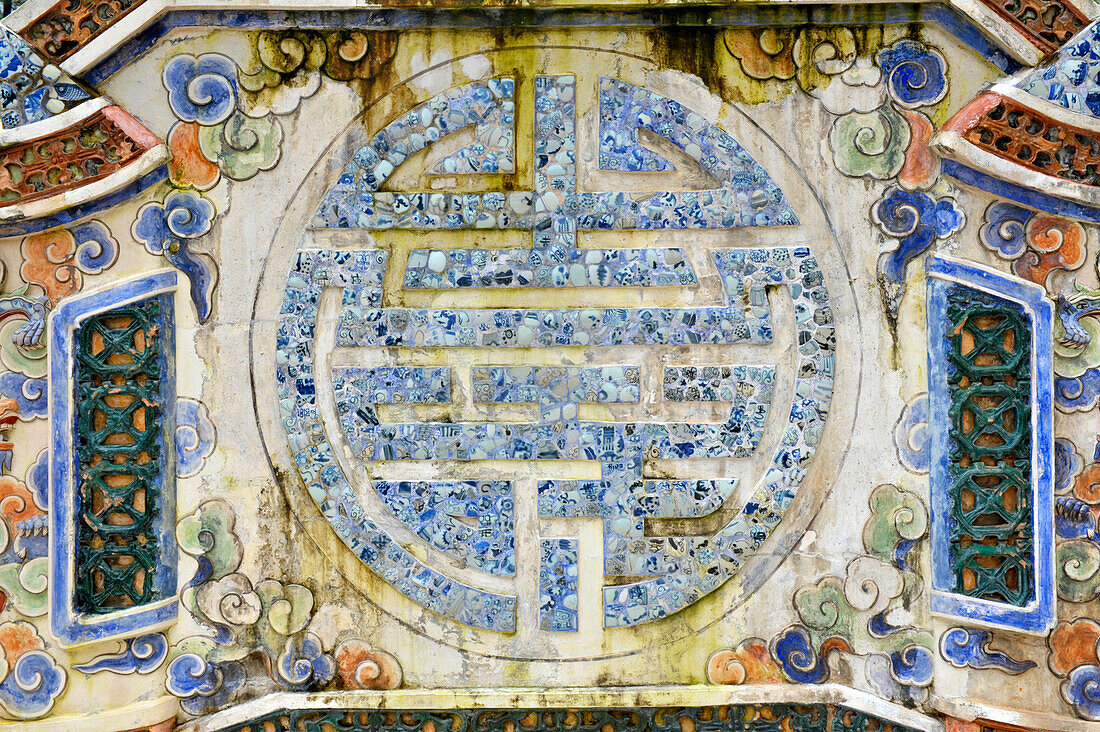 Vitnamese icon at the gates of Imperial Palace  temple in Hue, Central Vietnam, Vietnam, South East Asia, Asia