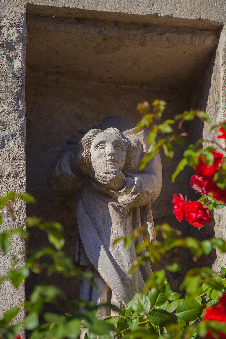 France, Paris-île-de-France, Senlis, Stone statue of a beheaded saint, holding his head in his hands