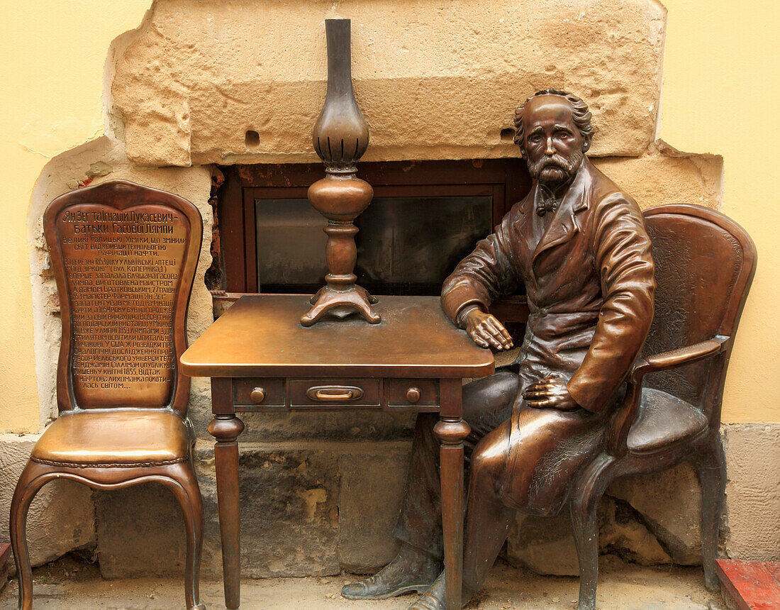 Ukraine, Lviv, cafe, statue