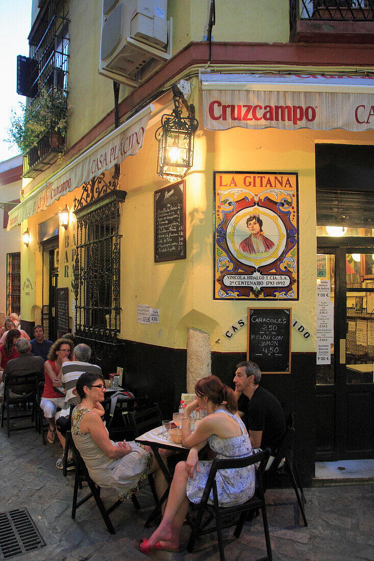 Spain, Andalusia, Seville, Barrio de Santa Cruz, nightlife, bar