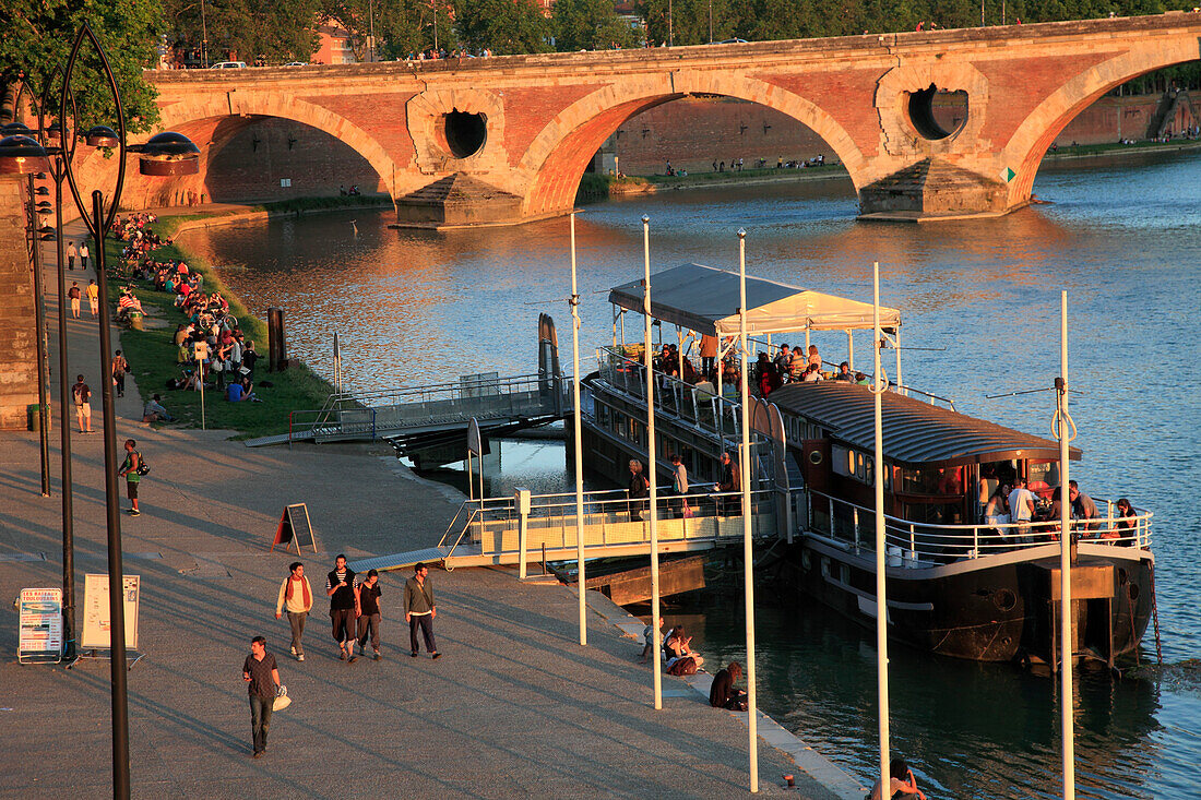 France, Midi-Pyrénées, Toulouse, Pont Neuf, Garonne River, boat, people