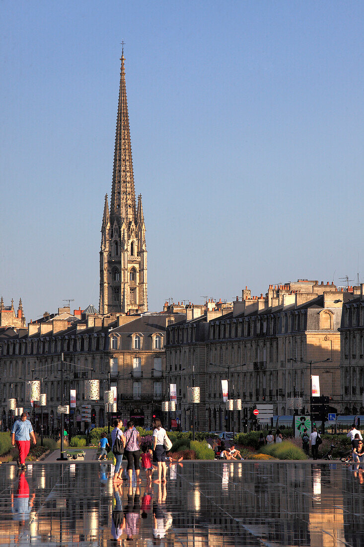 France, Aquitaine, Bordeaux, Quai de la Douane, fountain, people