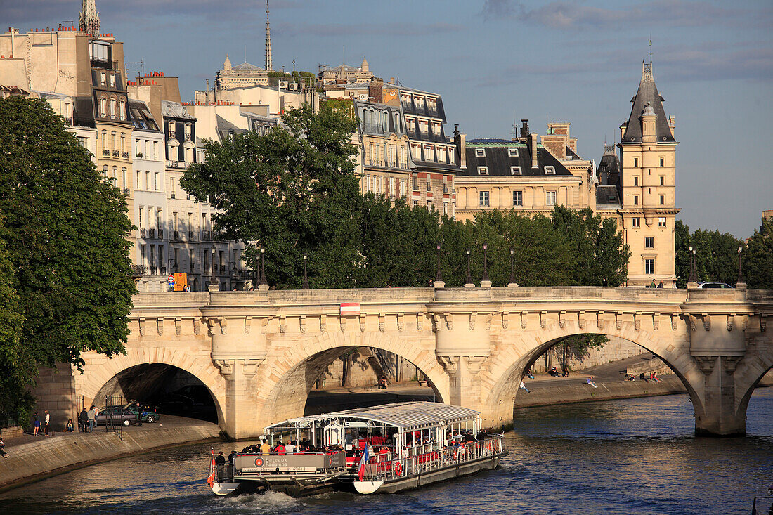 France, Paris, Ile de la Cité, Seine river, Pont Neuf bridge, sightseeing boat