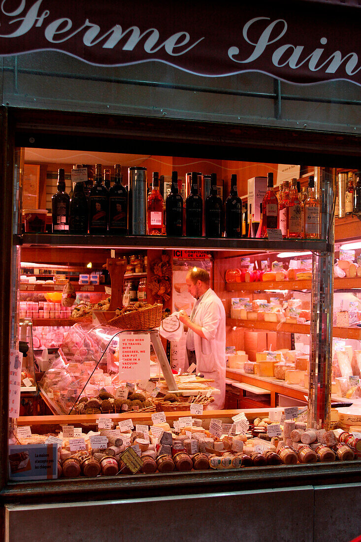 FRANCE, paris, 4e, ile saint-louis,  saint-louis-en-l'ile street, a cheese shop window at night