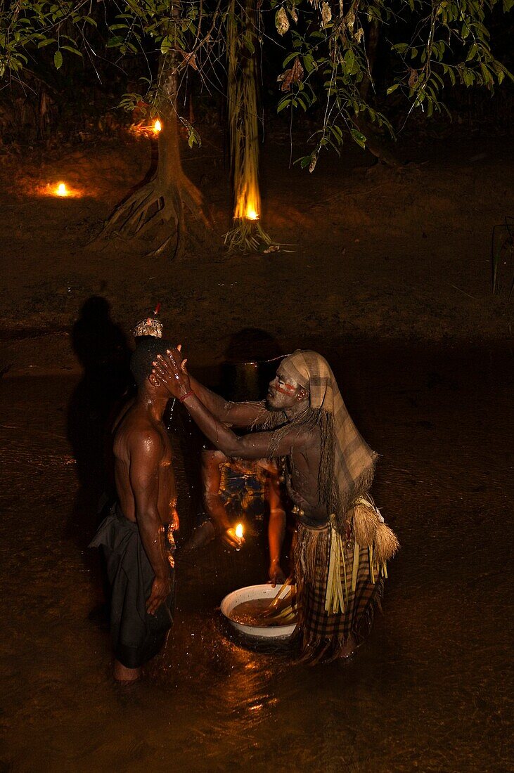 Africa, Gabon, Mboka A Nzambe village, Bwiti ceremonies, Forest, during the purifying bath offering a rebirth
