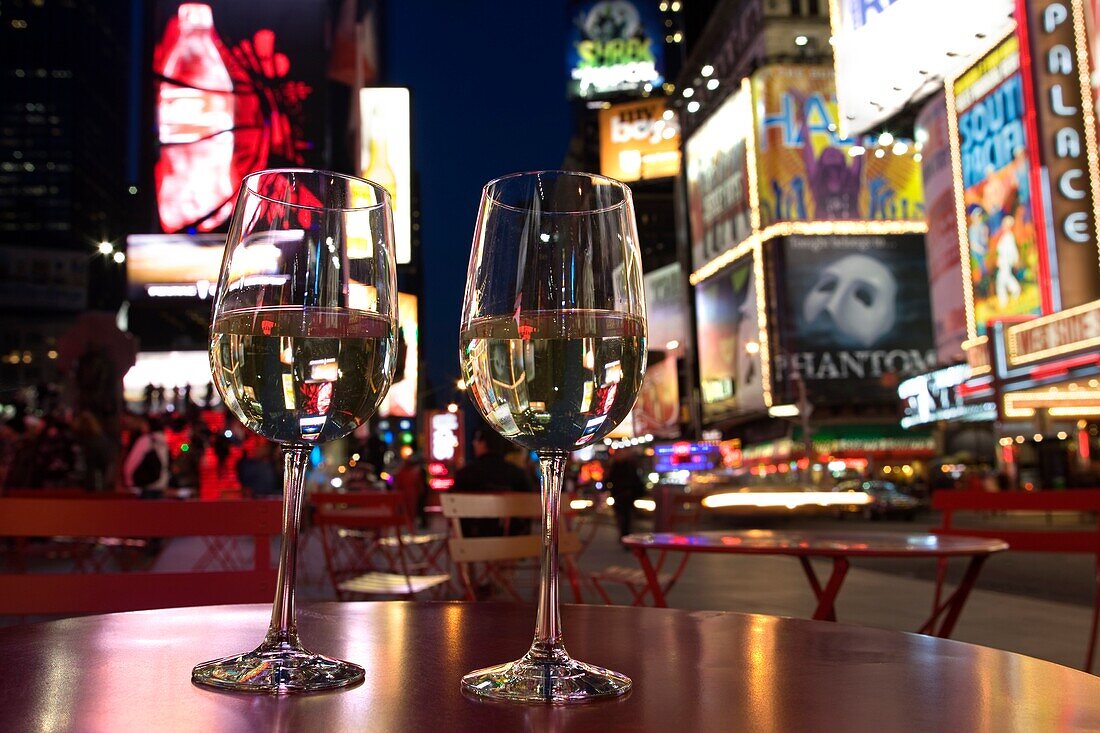 2 WINE GLASSES ON TABLE TIMES SQUARE MIDTOWN MANHATTAN NEW YORK USA