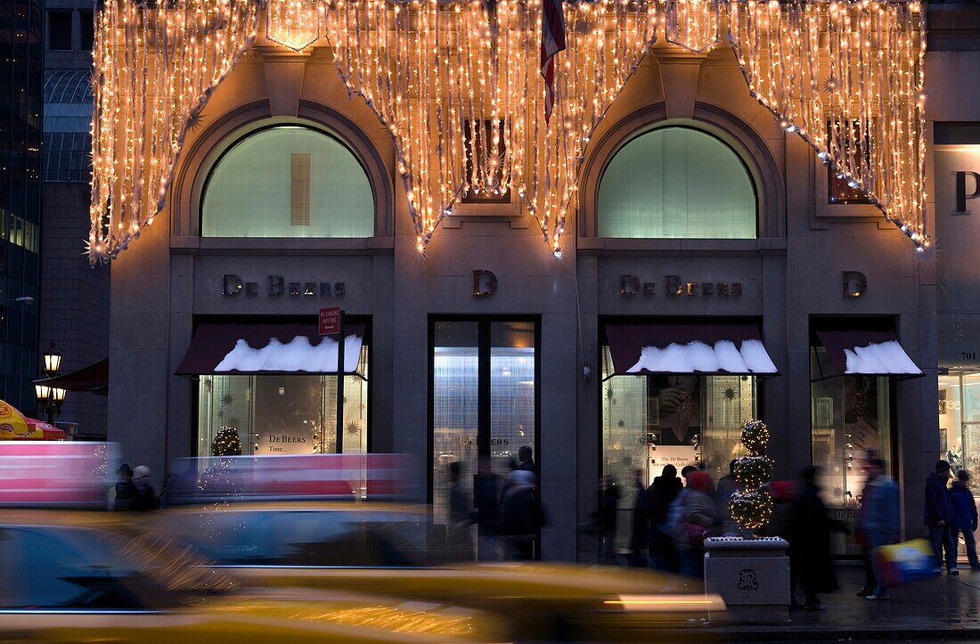 CHRISTMAS LIGHTS DE BEERS JEWELERS SHOP FRONT FIFTH AVENUE MANHATTAN NEW YORK CITY USA