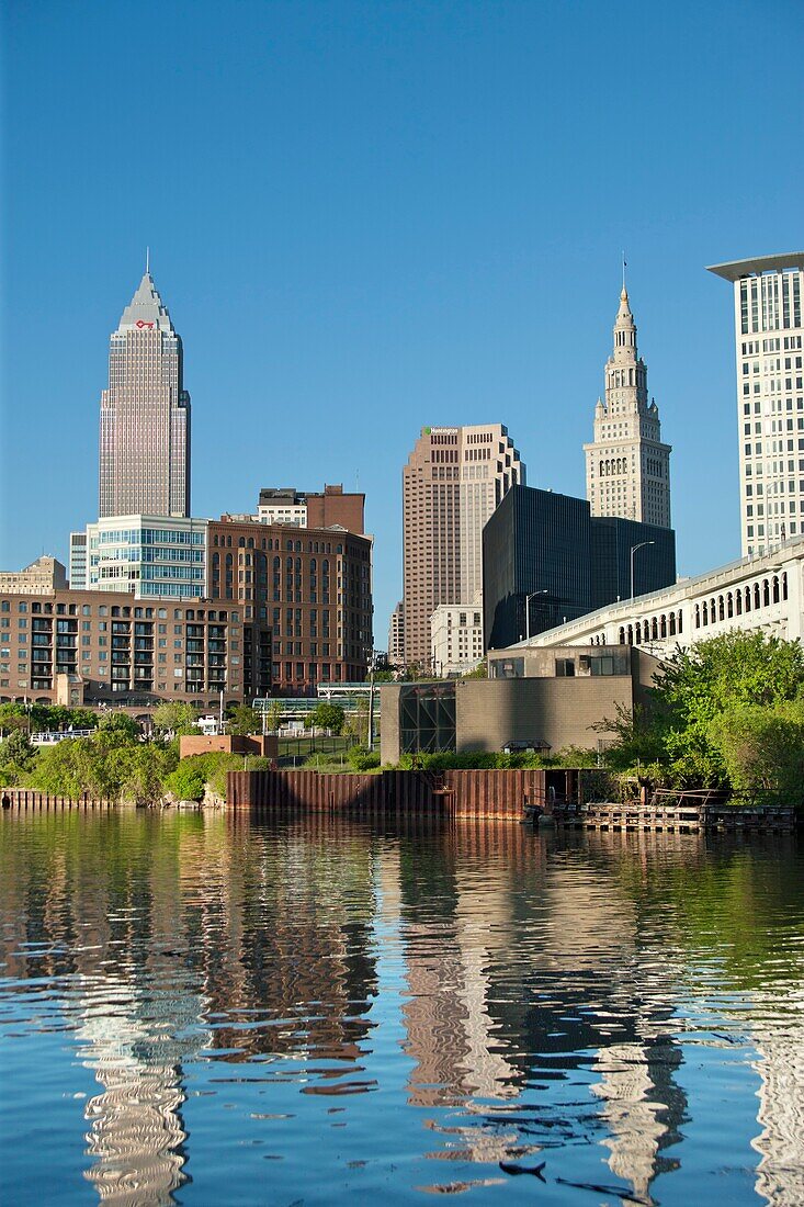 CUYAHOGA RIVER AT SETTLERS LANDING PARK DOWNTOWN SKYLINE CLEVELAND OHIO USA