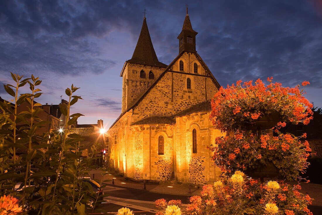 EGLISE SAINT GEORGES RIOM ES MONTAGNES VILLAGE MONTS DU CANTAL AUVERGNE FRANCE