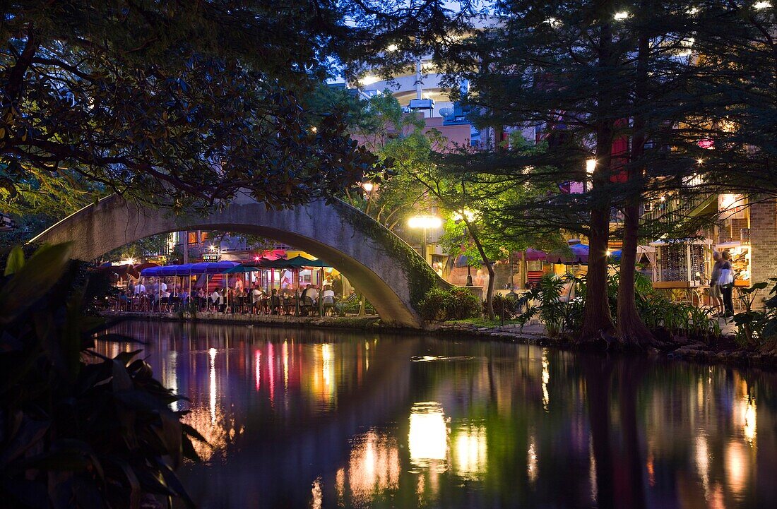 FOOTBRIDGE OUTDOOR CAFES RESTAURANTS RIVER WALK DOWNTOWN SAN ANTONIO TEXAS USA