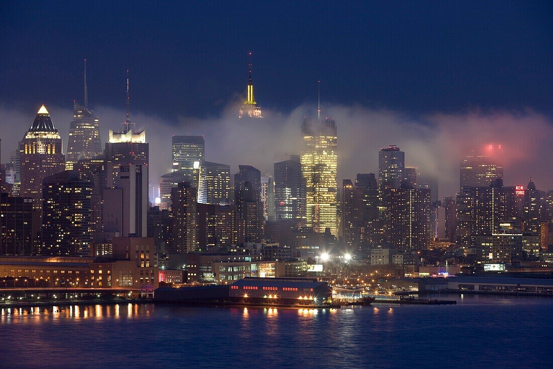 MIST BETWEEN BUILDINGS MIDTOWN SKYLINE HUDSON RIVER MANHATTAN NEW YORK USA