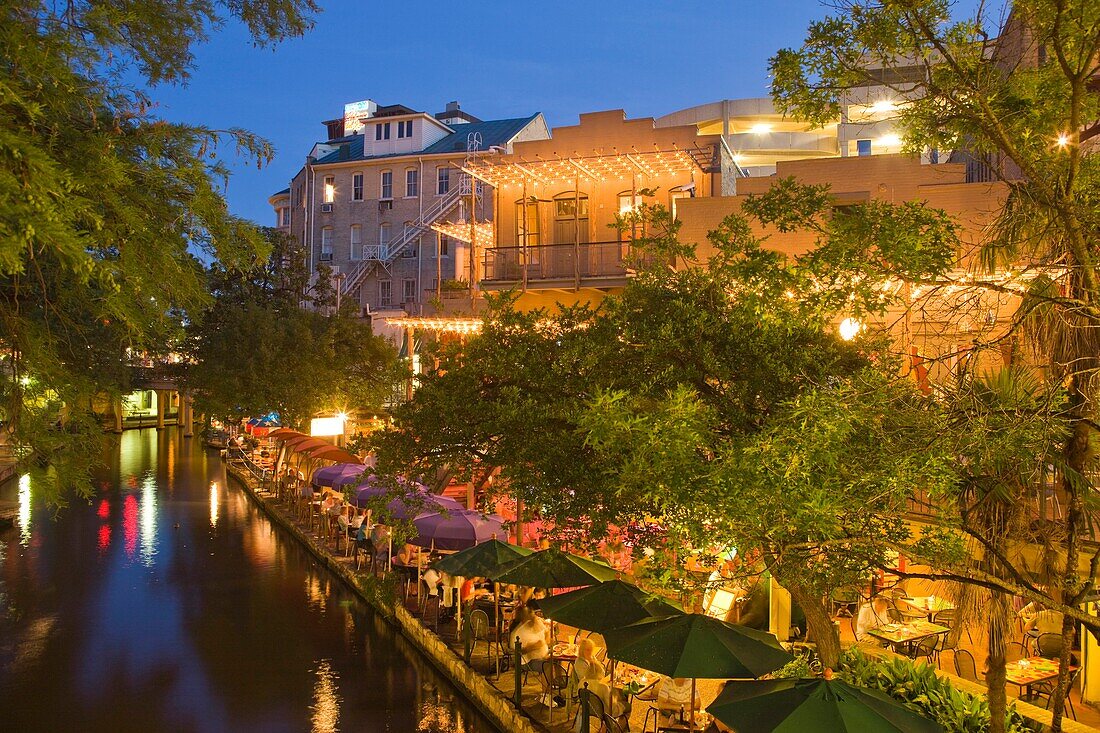 OUTDOOR CAFES RESTAURANTS RIVER WALK DOWNTOWN SAN ANTONIO TEXAS USA