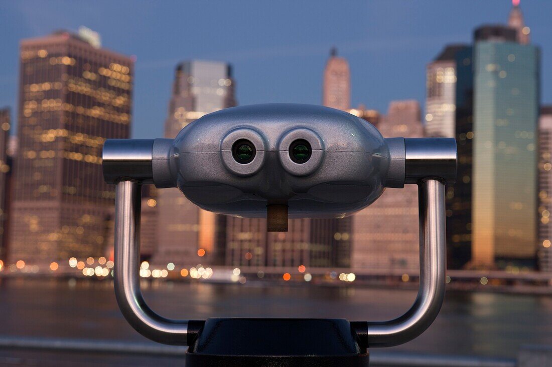 PAY BINOCULARS DOWNTOWN SKYLINE EAST RIVER MANHATTAN NEW YORK CITY USA