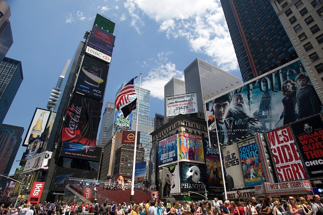 PEDESTRIAN PLAZA TIMES SQUARE MIDTOWN MANHATTAN NEW YORK CITY USA