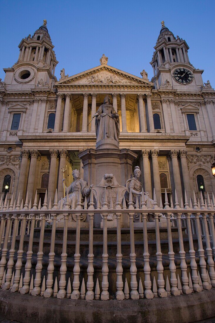 QUEEN ANNE STATUE WEST FRONT SAINT PAULS CATHEDRAL LUDGATE HILL LONDON ENGLAND UK